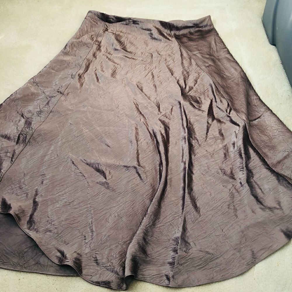 NWT Vince. Asymmetrical Crinkled Satin Skirt Taupe Size Large - Picture 4 of 12